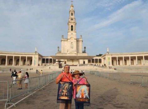 Tras recibir un milagro, esta pareja dominicana viaja por el mundo llevando el lienzo de la Virgen de la Altagracia