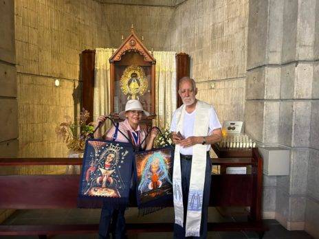 Tras recibir milagro, pareja dominicana viaja por el mundo llevando el lienzo de la Virgen de la Altagracia