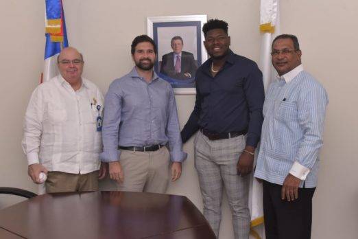 Héctor Neris pondera aporte Rica con béisbol RBI a Villa Altagracia