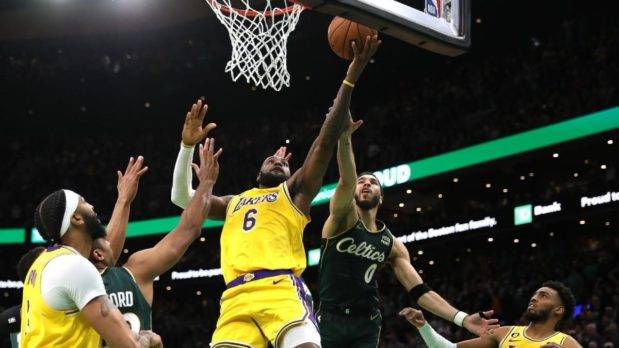 Los árbitros admiten su error en la falta a LeBron y los Lakers explotan