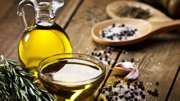 El aceite de orujo de oliva reduce el colesterol y el perímetro de la cintura, según estudio