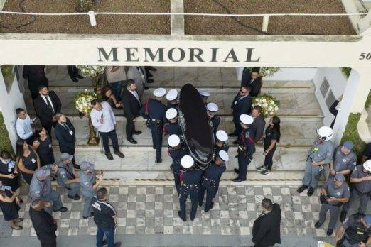 Pelé: Féretro llega al cementerio para su entierro￼￼