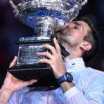 Djokovic se impone a Tsitsipas en la final de Australia e iguala los 22 Grand Slams de Nadal