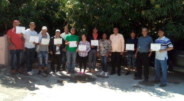 Agricultores Baní certificados en producción  mango