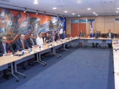 Autoridades del Banco Central y directivos de la AIRD durante encuentro.