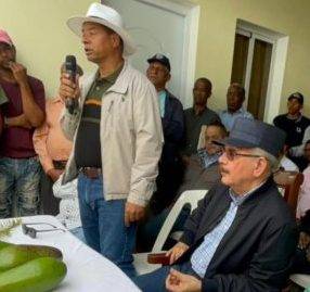 Danilo Medina escucha productores de aguacates  de Azua, casi quebrados
