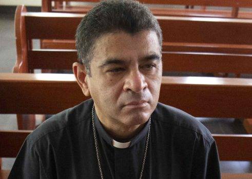 Condenan obispo de Nicaragua a 26 años por negarse ir a EEUU