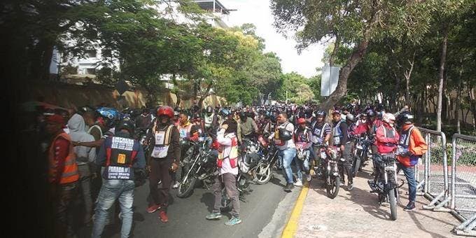 Motoconchos protestan en Palacio contra abusos PN
