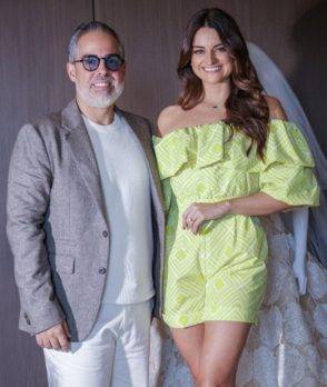 Luis Domínguez confecciona el traje de novia de Alix Aspe