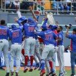 Jugadores de los Tigres del Licey celebran tras su victoria que le dio el pase a la Serie Final.