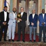 El presidente Luis Abinader rodeado por parte de los jugadores que representaron a Dominicana en la Serie del Caribe.