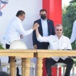 El presidente Luis Abinader y Francisco Camacho, ministro de Deportes, se saludan.