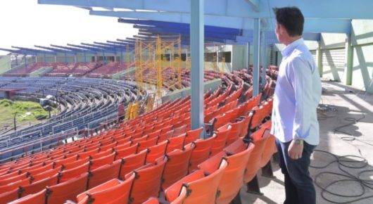 Guillemo Pérez, el ingeniero que acondiciona el estadio José Briceño, de Puerto Plata, da garantías de que tendrá altos estándares de calidad. Foto/Carlos Alonzo