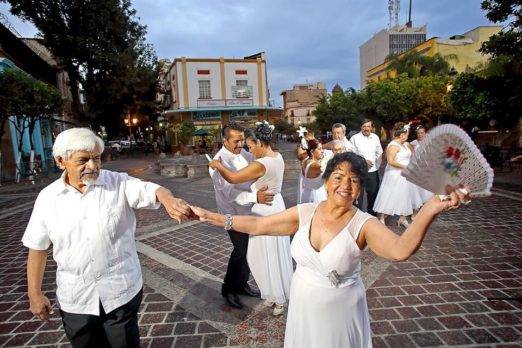 Decenas de parejas muestran elegancia del danzón en el oeste de México