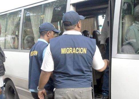 Migración aumenta personal para redadas contra ilegales 