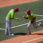 Andrés de la Cruz, de Cuba, recorre las bases tras batear un jonrón contra Curazao.