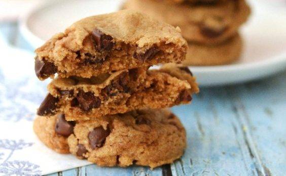 Galletas veganas con chips de chocolate y mantequilla de cacahuete