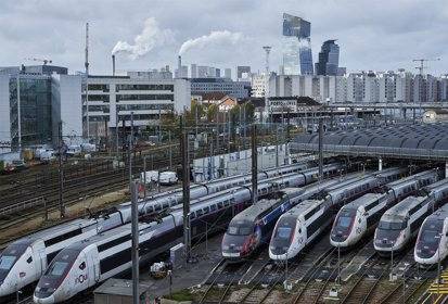 Anulaciones de vuelos y trenes por huelga contra pensiones en Francia