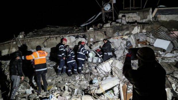 Sobrevivientes gritan entre los escombros en Turquía y Siria