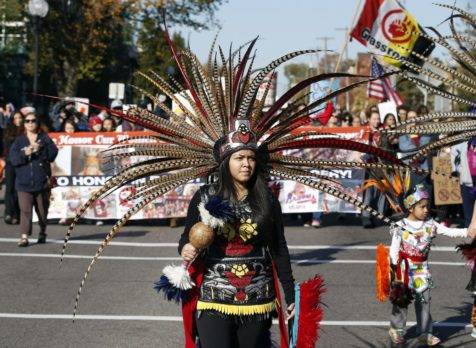 Protestantes nativos americanos exigen a Chiefs cambiar su nombre y logo