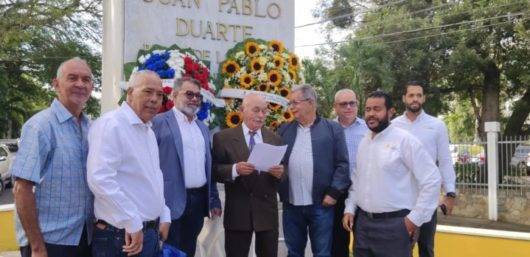 El presidente de ADEFECI, ofrece ofrenda floral.