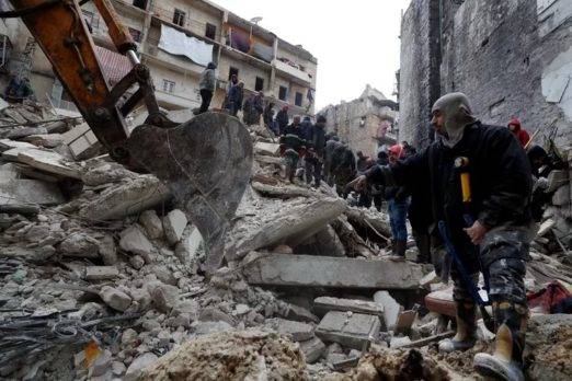 Video: cae parte de un edificio mientras rescatistas buscaban cuerpos en Turquía