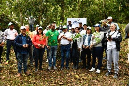 Infotep y Medio Ambiente reforestan cuenca del río Cenoví con 2,500 árboles