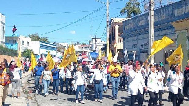 colegio medico dominicano realiza marcha en contra de las ars en barahona