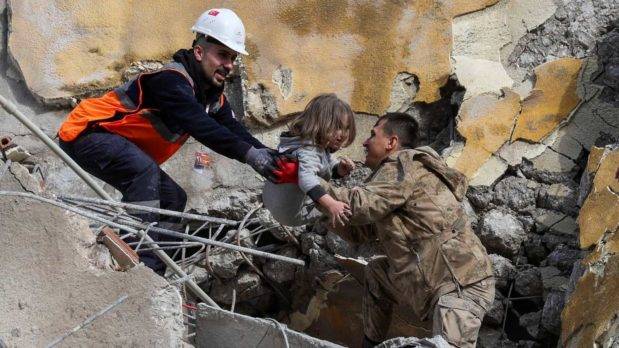 Turquía: hallan cinco vivos bajo los escombros