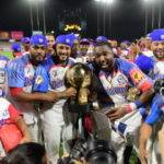 Jugadores del equipo dominicano de la Serie del Caribe 2020 con la Copa.