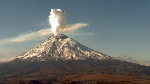 Volcán ecuatoriano emana columna de unos 800 metros de vapor, gas y ceniza