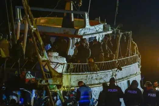 Barcos italianos trasladan a cientos de migrantes a tierra