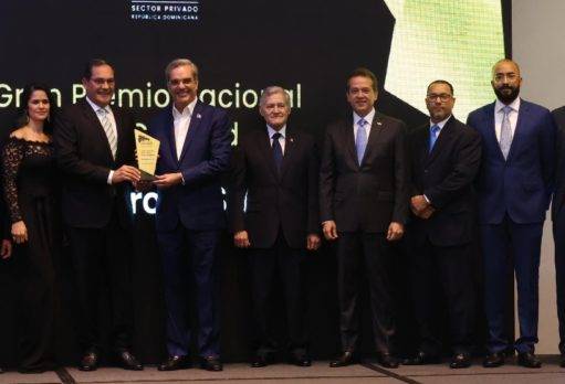 Fabrica La Aurora recibe el Premio Nacional a la Calidad