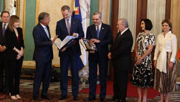 Presidente entrega a Felipe VI libro de España y RD y tienen audiencia