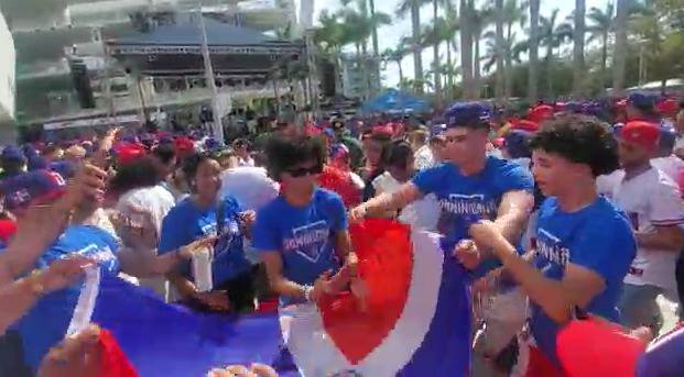 Al ritmo de merengue típico dominicanos celebran victoria en Clásico Mundial