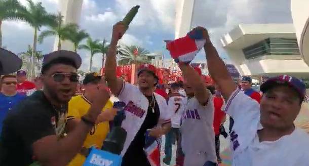 ¡Con plátano y banderas en mano! Dominicanos empiezan a llegar al estadio de Miami