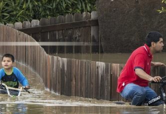 Seguirán lluvias en la inundada California