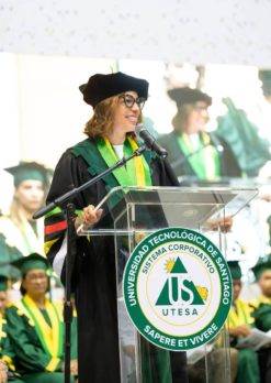 La rectora de UTESA Lily Rodriguez Gonzalez de Eloy durante el discurso central de la ceremonia de graduacion.