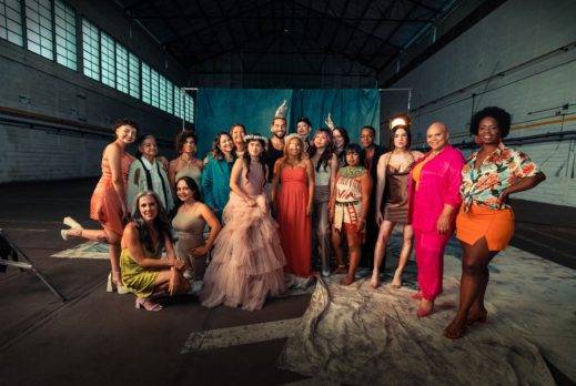 Maluma enaltece la valentía de las mujeres en el video de “La Reina»