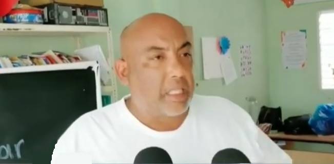 Padre pide perdón tras video viral sacando a su hija a la fuerza de escuela