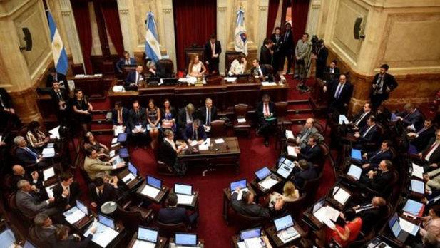 Oposición abandona sesión en Senado entre tensiones con oficialismo