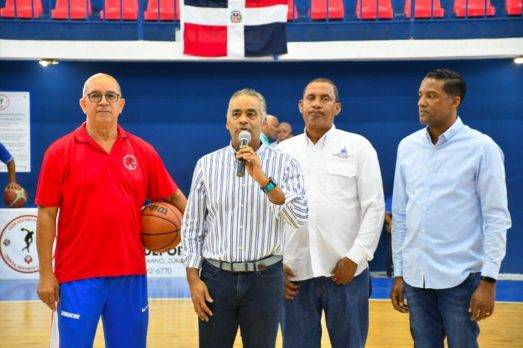 Ministro Joel Santos apoya disciplinas deportivas en Ensanche La Fe