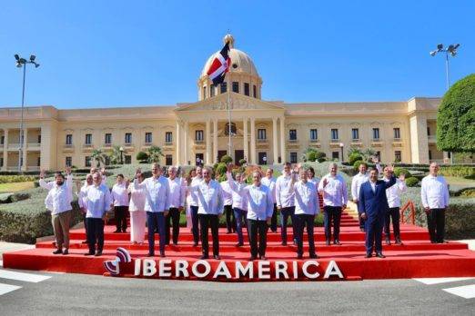 Rey de España expresa admiración por trabajo de Abinader durante Cumbre Iberoamericana