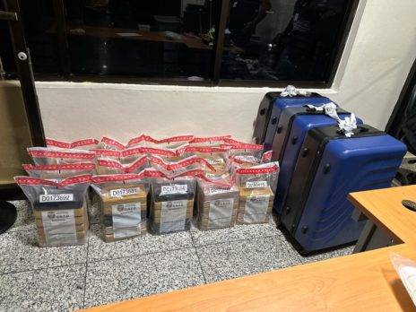 Dejaron en el AILA maletas con más de 100 paquetes de cocaína