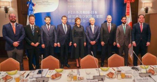 La vicepresidenta de RD junto a los embajadores, empresarios de RD y de la Federación Empresarial del Japón.