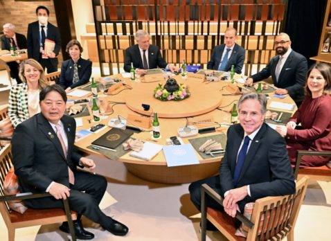 Diplomáticos G-7 abordan crisis embarga al mundo