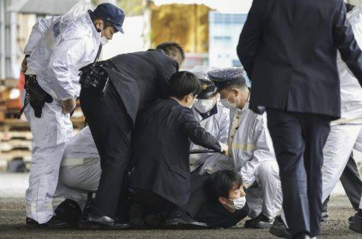 Pescadores agarraron al atacante premier en Japón