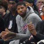 Paul George, izq, sentado en la banca.