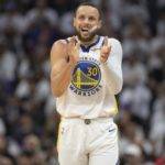 Stephen Curry (30), de Warriors, celebra tras anotar.