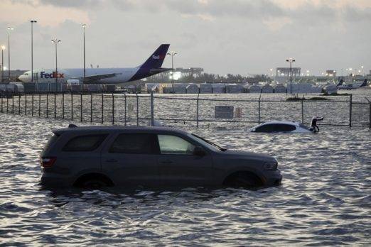 Florida: Aeropuerto sigue cerrado por inundaciones en el sur